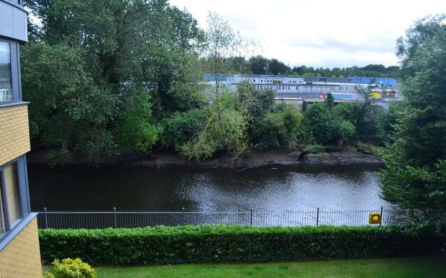MetroStays - Riverside Apartment