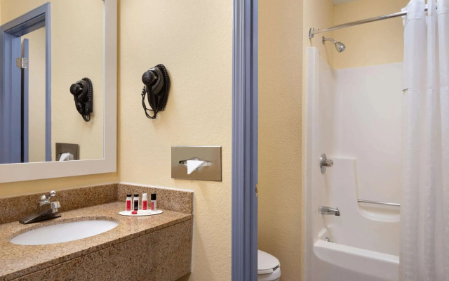 Days Inn & Suites by Wyndham Merrillville