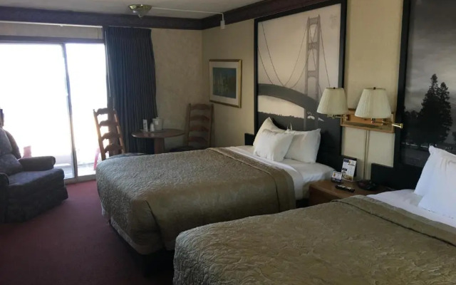 Super 8 Macknaw City/Beachfront Area