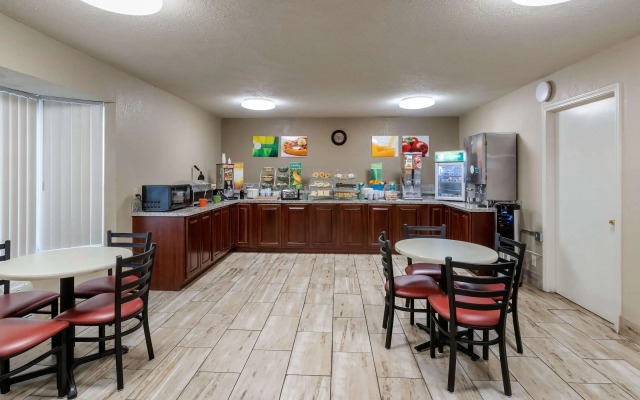 Quality Inn & Suites Des Moines - Merle Hay Road