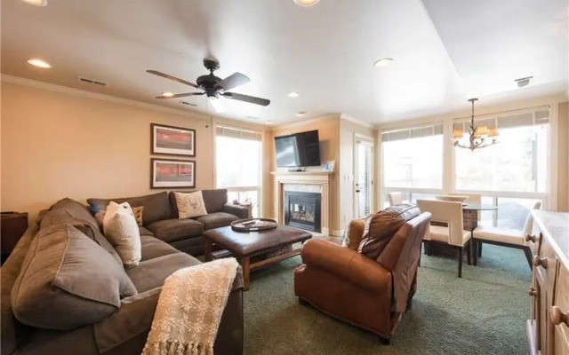Three Kings Condo Near the Lifts by RedAwning