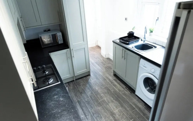 Wolverhampton - 4 Bed House - Free Parking