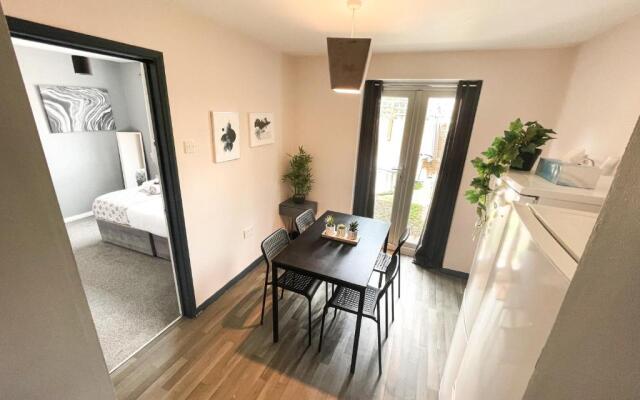 Canterbury Modern 6 Bedroom House with Hot Tub