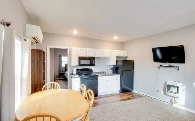 Cozy Missouri Escape w/ Balcony, Near Colleges!