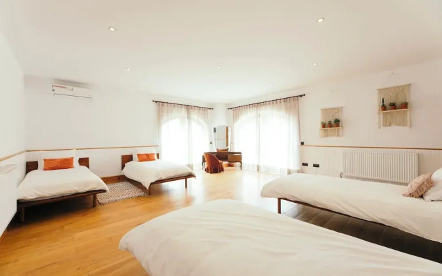 Luxurious 5 Bedroom Villa With Waterfall Closeby