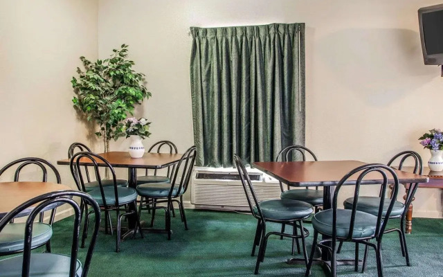 Econo Lodge & Suites Granite City