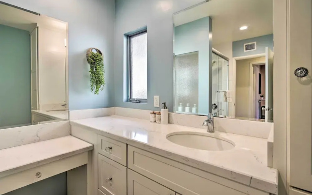 Los Angeles Suite ~ 7 Mi to Venice Beach!