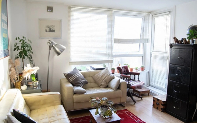 1 Bedroom Flat near DLR
