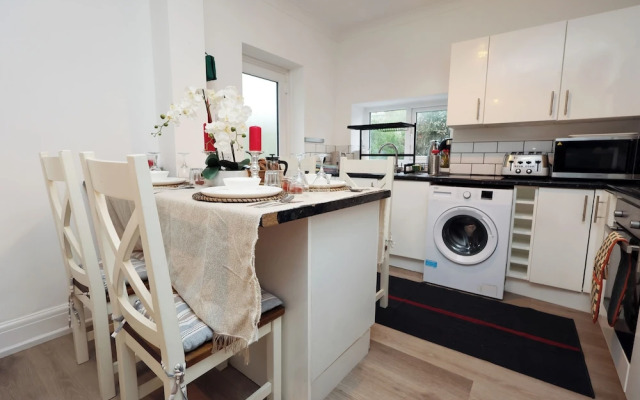 Cardiff Guesthouse & On-Street Parking
