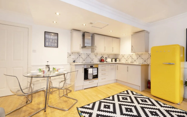 JOIVY Charming 1-Bed Home W/Patio Nearby The Castle