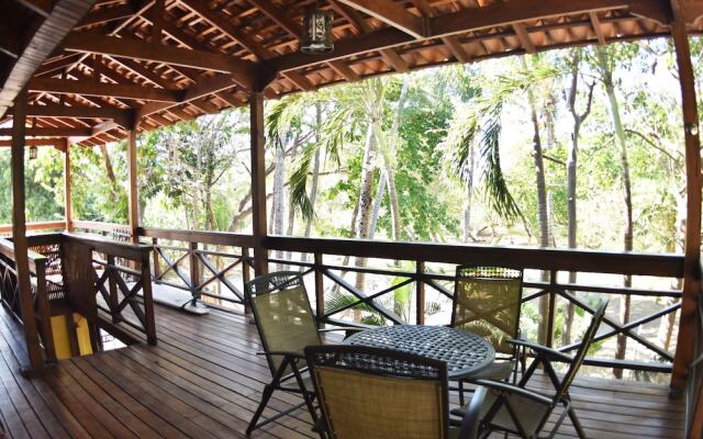 Casa Aura Beachfront Premium Hostel