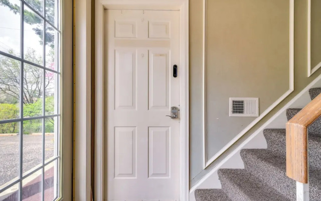 7 Mi to Downtown Toledo: Pet-friendly Apartment