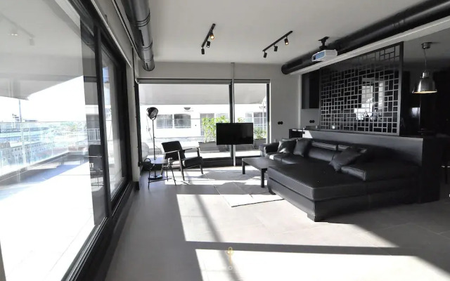 Nero Luxury Flat by Zennova