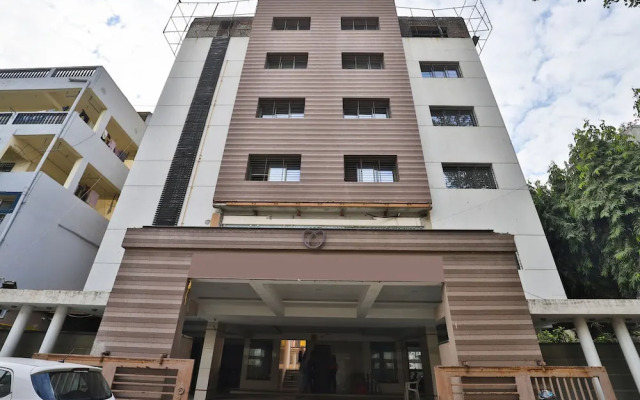 Oyo 27662 Varma Palace