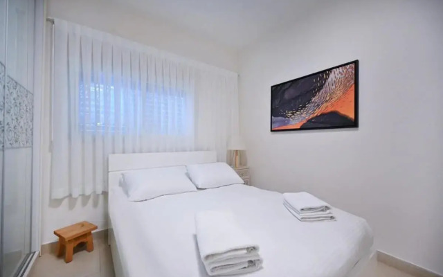 Sunny 2BR in Bazel Square by HolyGuest