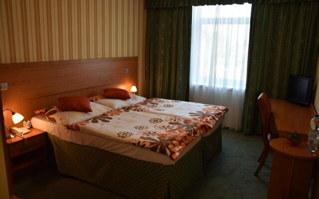 Empire Hotel