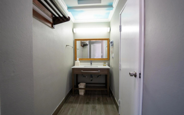 Hollywood Palms Inn and Suites