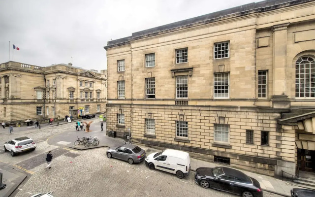 Stunning flat near St. Giles' Cathedral