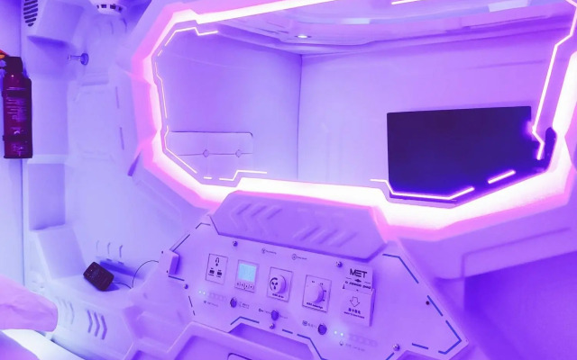 Met A Space Pod @ Arab Street