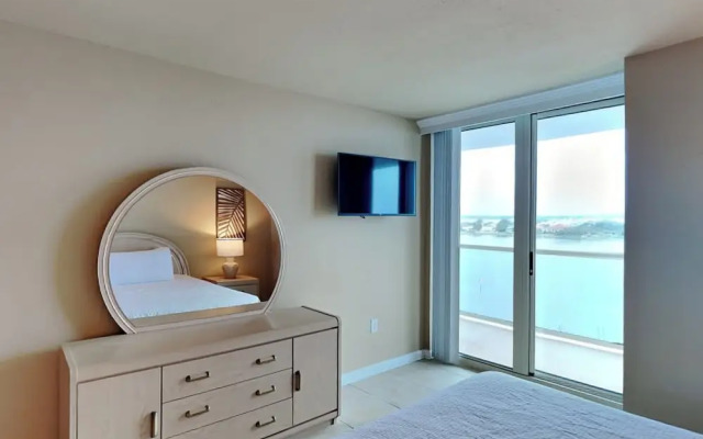 Sabine Yacht & Racquet #8D