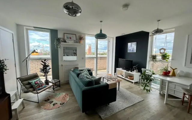 Elegant Chic Living Vibrant London Area