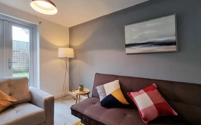 Modern 3-bed House Garden With Parking