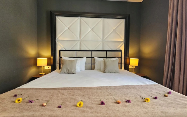 Royalis Suites