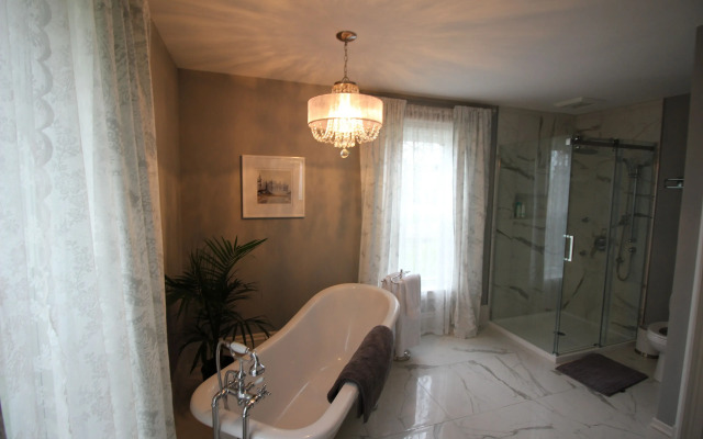 Maplehurst Manor B&B