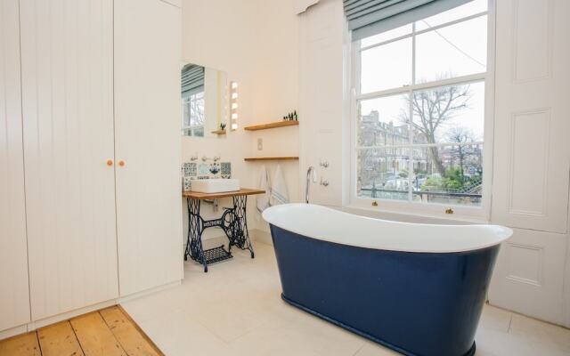 3 Bedroom Family Home Sleeps 6 in Camden