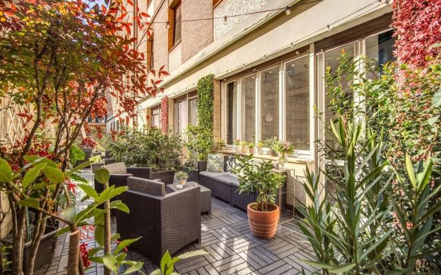 AwesHome White Mirror Apartment&Terrace