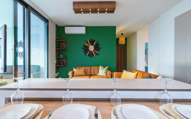 Beachcomber 2-BR Apartment in Larnaca