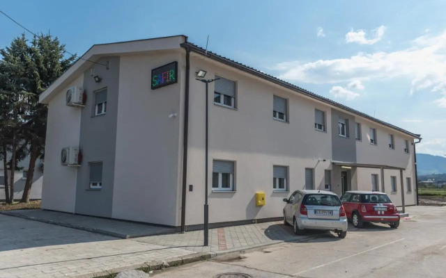Plavi restoran, Loznica