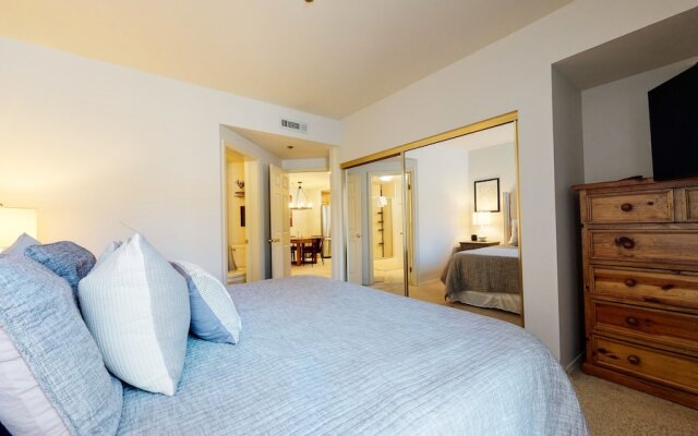 Silver Bear 21 Updated, Light and Bright, Walk to Canyon Lodge and Gondola by RedAwning