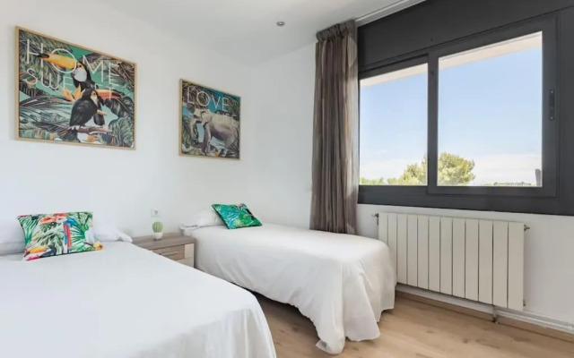 Moderna villa con piscina y amplio jardín