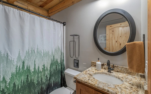 Bearfoot Chalet 3 Bedroom Home by NW Comfy Cabins