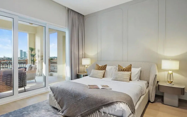 3BR Apt w Direct access to Nakheel Mall