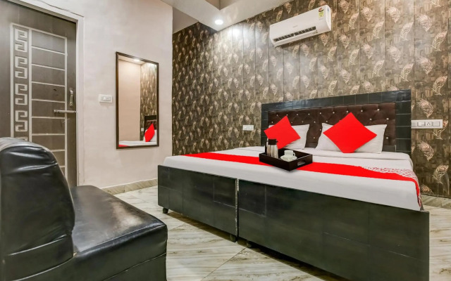 OYO Flagship 70340 Hotel Colour