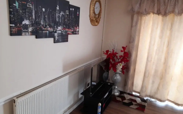 Captivating Extra Large Room in London, to Relax