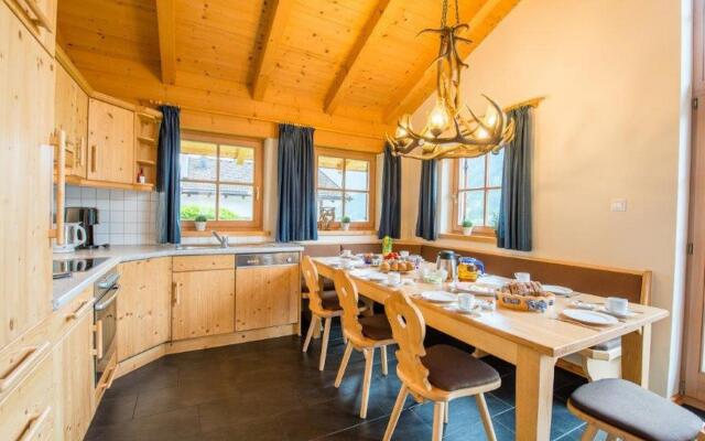 Cozy Chalet with 4 Bathrooms near Königsleiten