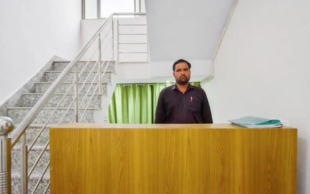 OYO Flagship 80569 Hotel Rishabh Inn