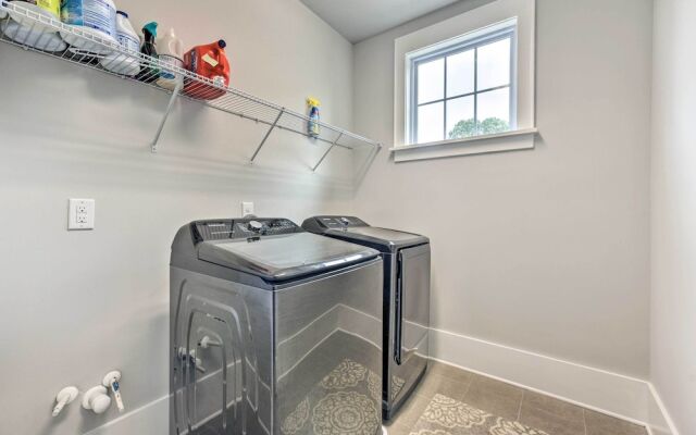 Modern Charlotte Home ~ 4 Mi to Downtown!