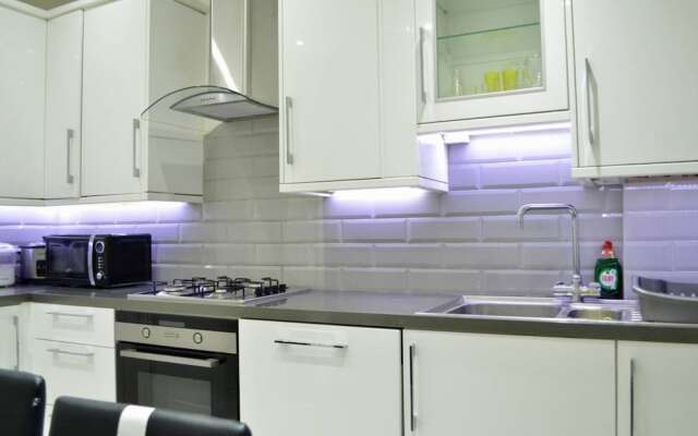 3 Bedroom House In Tooting With Garden