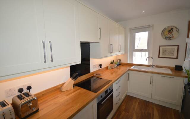 Charming 2 Bedroom Apartment Near Station
