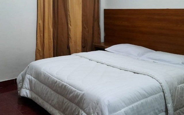 RedDoorz near Pagoda Open Stage Parapat – Guest Rooms – Parapat