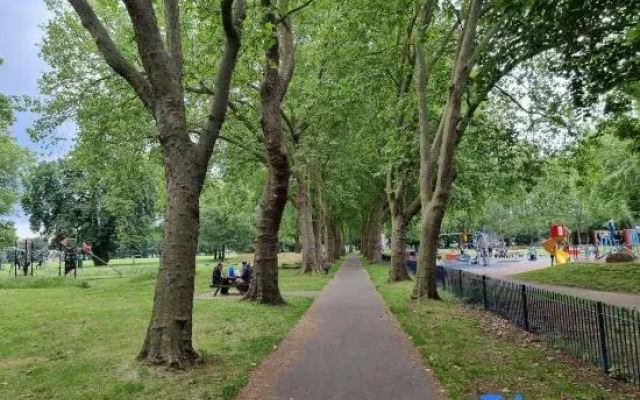 London Stays close to Tottenham Hotspurs