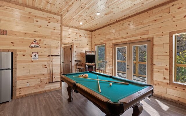 Smokey Treats 5 Bedroom Cabin by RedAwning