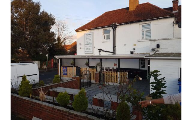 OYO Swan Inn, Heathrow Airport