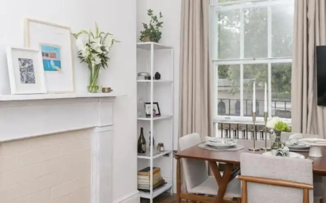 Light Filled Studio With View of Regents Park