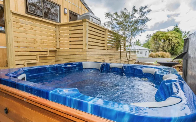 98 on Clyde Spa Retreat - Ohakune Holiday Home