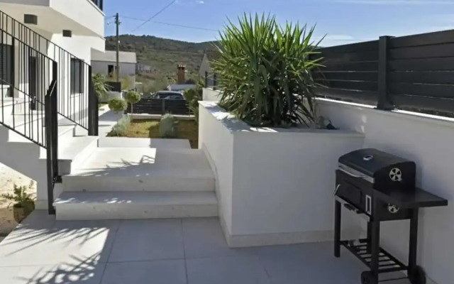 Luxury Slatine Apartments With Terrace and Garden